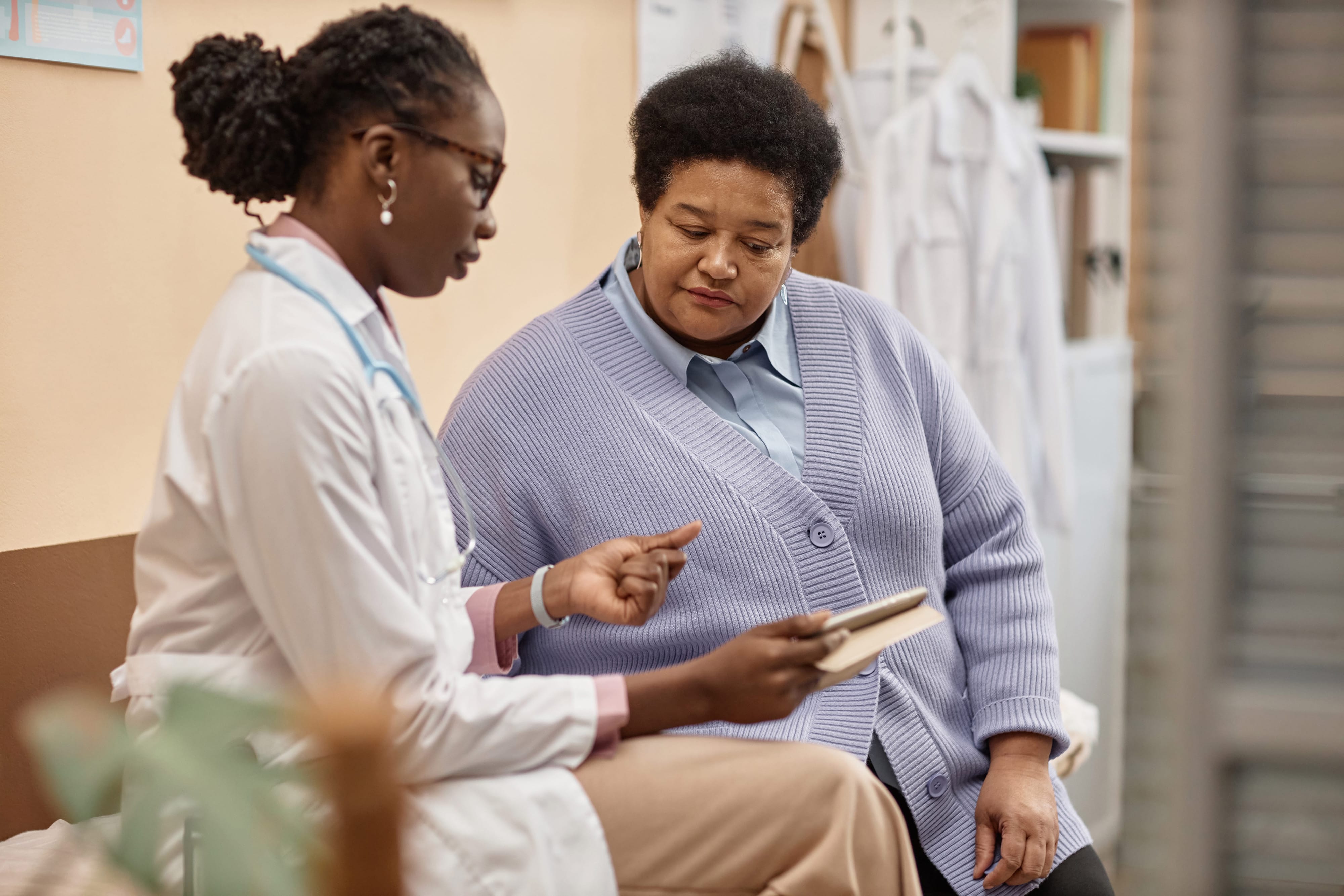 A doctor sitting with a patient while having a discussion. 